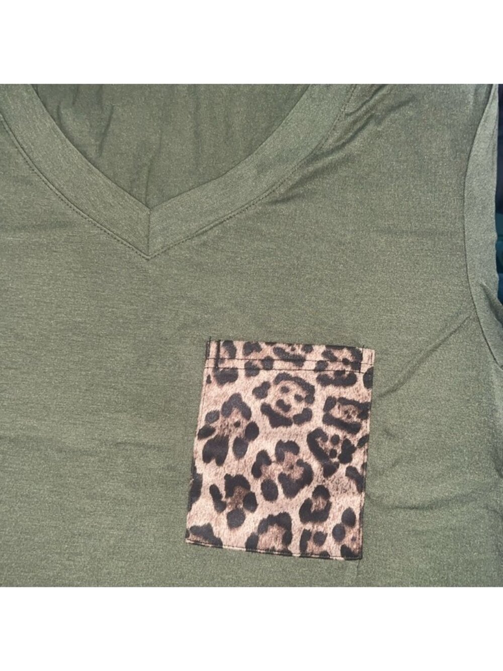 👗NWT🛍Pretty Women HUNTER GREEN Shirt with Leopard pocket Size Small👗🛍 - Picture 2 of 3